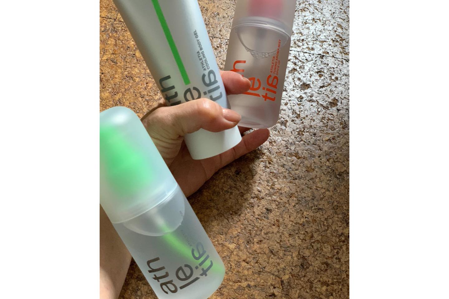 手前から/汗をかきやすい頭皮にスプレーして揉むだけで、リフレッシュできるスカルプローション。アスレティア スカルプ リフレッシュローション 100ml ¥3,000、肌をひんやり潤すクーリングボディジェル。ペパーミント&ラベンダーの香りも心地よい。同 クーリング ボディジェル 100g ¥3,000、乾燥した肌に瞬時に潤いチャージ。メイクの上からでも使用可能。同 チューニング アロマ ミスト SP01 100ml ¥2,800