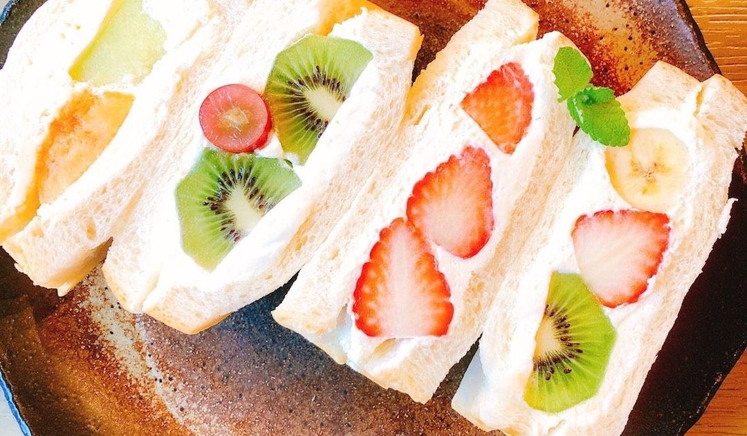 ふわもち食感の高級食パンにフレッシュなフルーツがどっさり！な