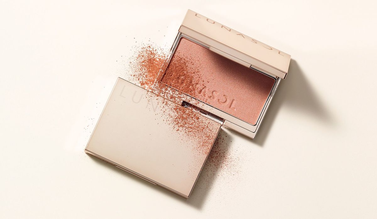 美容賢者が愛用する ルナソル のコーラルベージュチーク 失敗知らずの発色で 上級の艶美肌に Precious Jp プレシャス