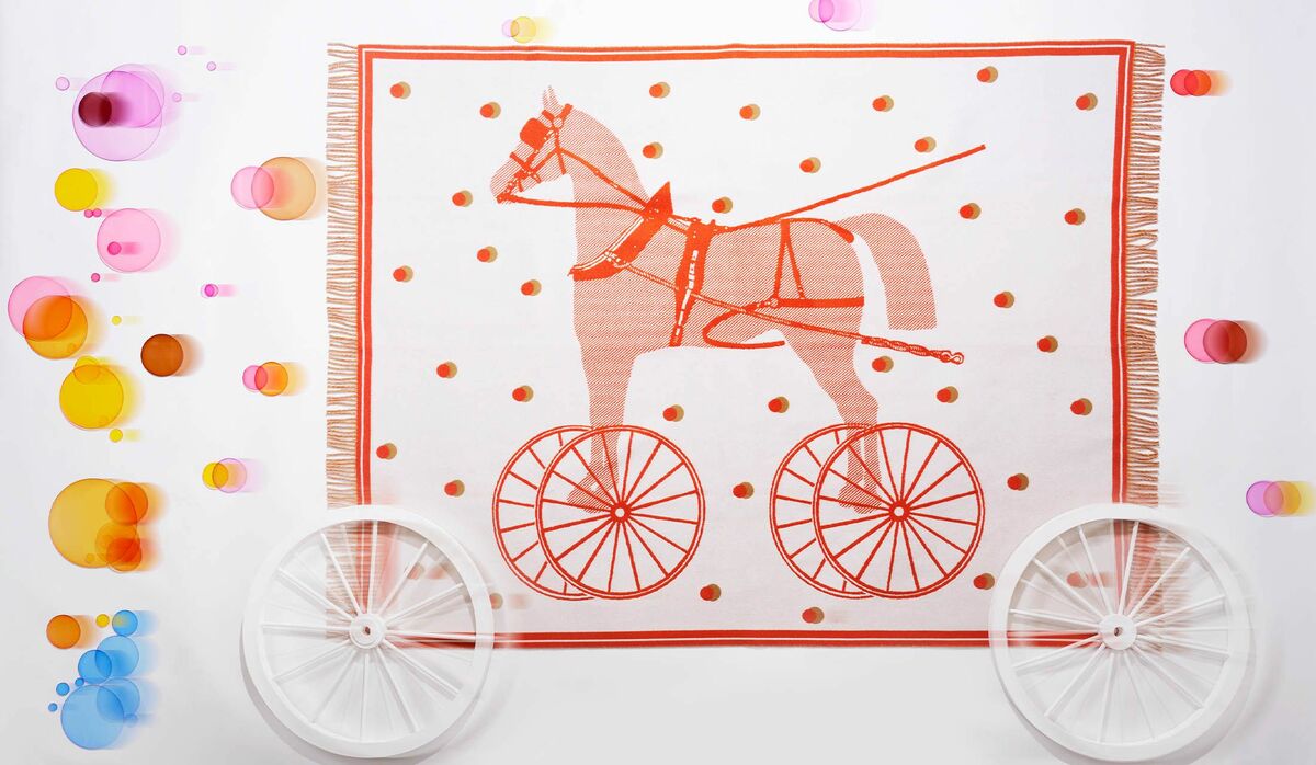 エルメスの新作プレードは、愛らしい馬や車輪が描かれた心躍る一 ...