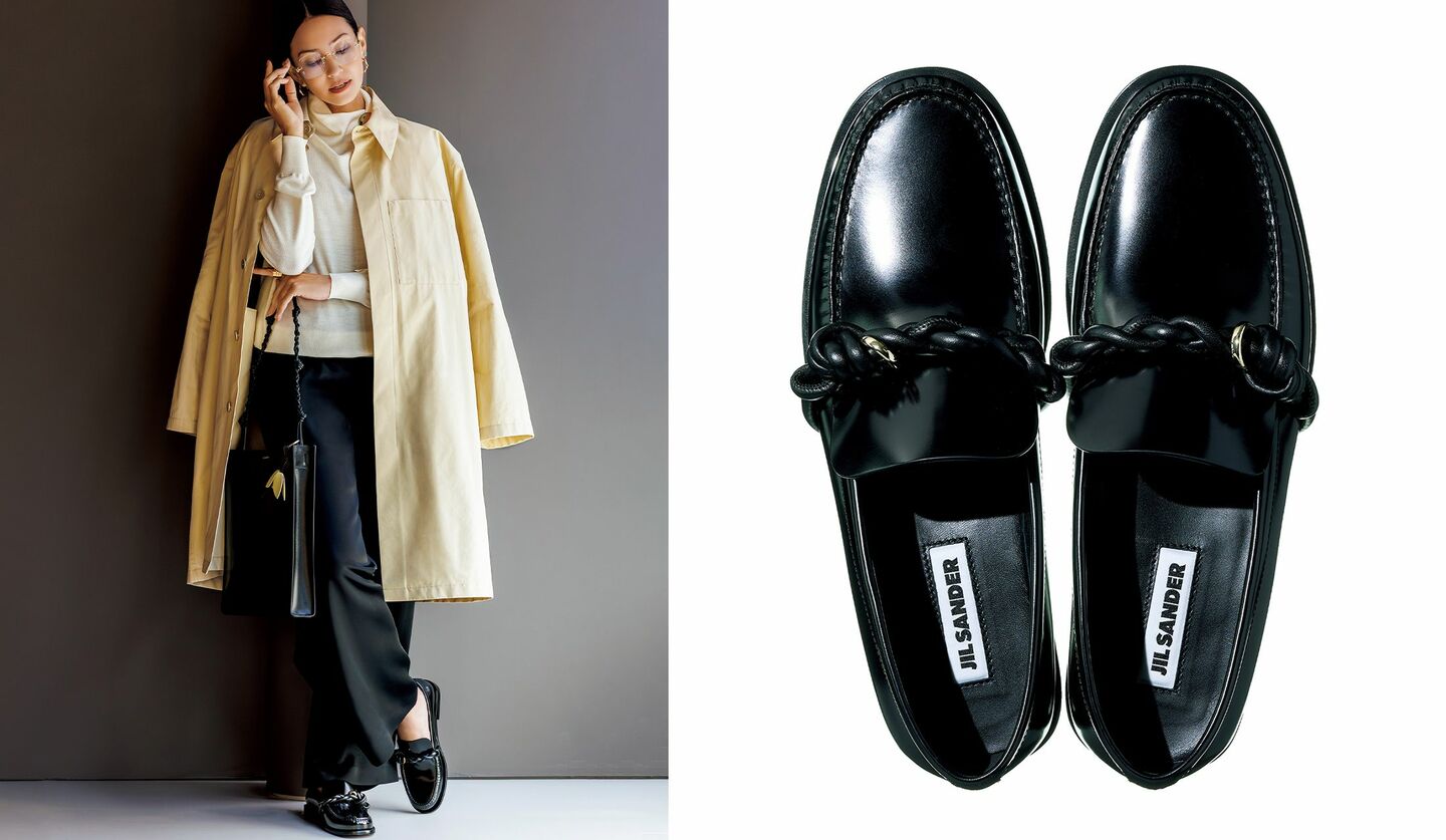 甲にあしらわれたノットモチーフの装飾がモードな一足。「ジルサンダー」の『タングル ローファー』を履いたRINAさん