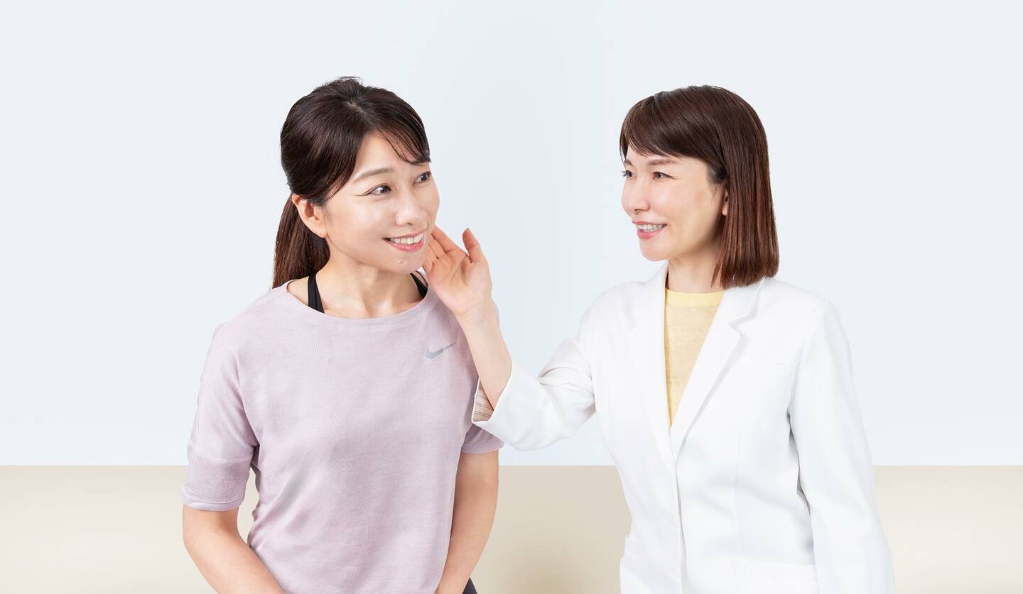 二人の女性　トレーニングの指導をしている