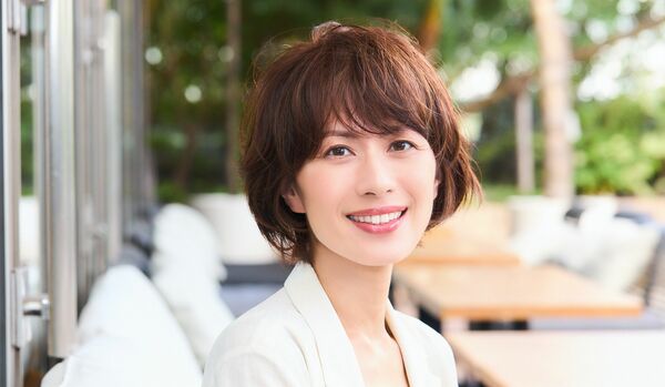 【面長顔×ボブヘア】骨格も柔らかく見せる、クセ生かしのナチュラルレイヤーボブ