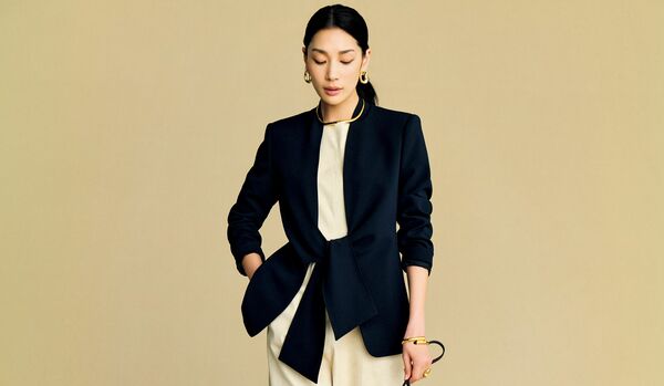 4/14 Tue｜Iラインが際立つオールインワンにネイビージャケットを羽織って、こなれ感のあるモノトーンスタイルに【365日コーディネート】