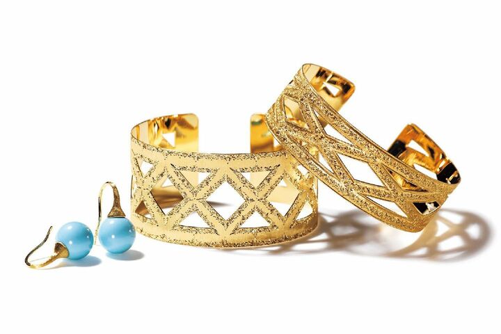 左から／ピアス『アフリカ』［イエローゴールド×ターコイズ］￥175,000（マルコ・ビチェゴ ジャパン）、バングルは重ねづけすると、さらに辛口の迫力が。バングル『ギリシャライン』［イエローゴールド］￥1,920,000・￥1,530,000（高會堂六本木〈フェデリーコ・ブチェラッティ〉）　[Precious2019年4月号131ページ] 　