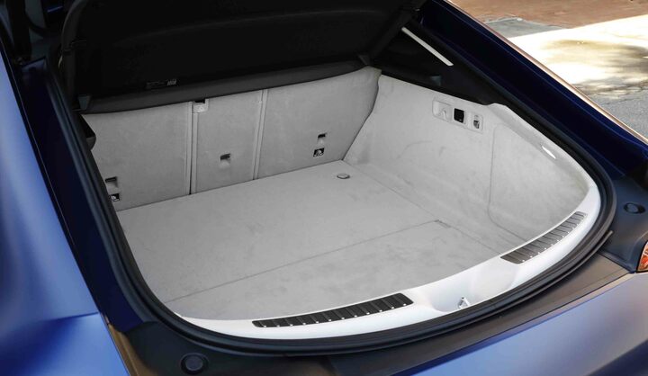 荷室はGTを名乗るのにふさわしい容量。後部座席の背もたれをたためば、2泊程度の旅行は余裕でこなせるだろう。