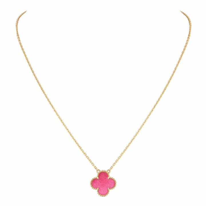 ペンダント「ヴィンテージ アルハンブラ ペンダント」￥566,500【素材：イエローゴールド×ピンクエナメル】