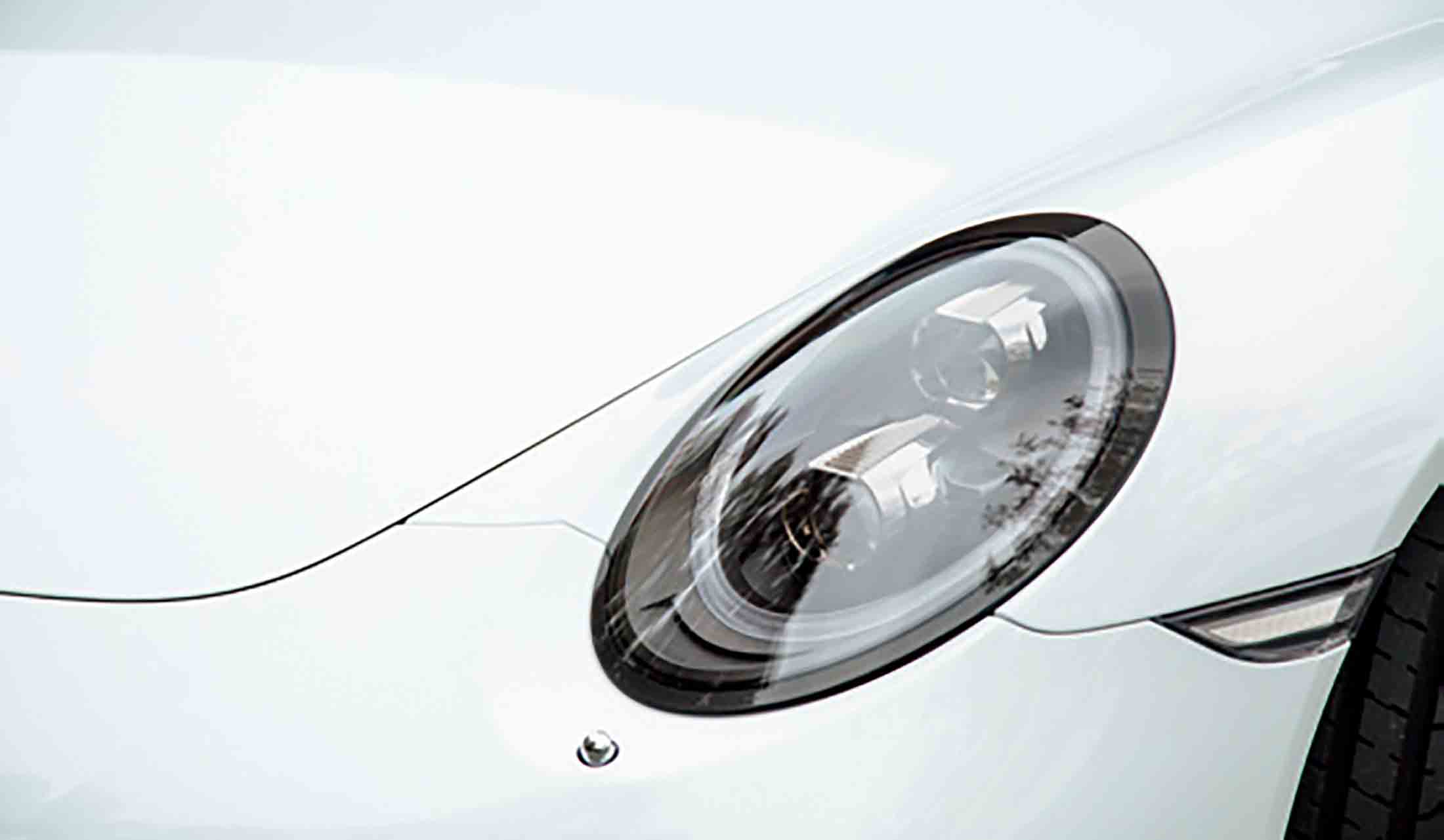 伝統のフロントマスクは一見変化がないように見えるが、中身はLEDヘッドライトと、LEDフロント ポジションランプという最新技術。