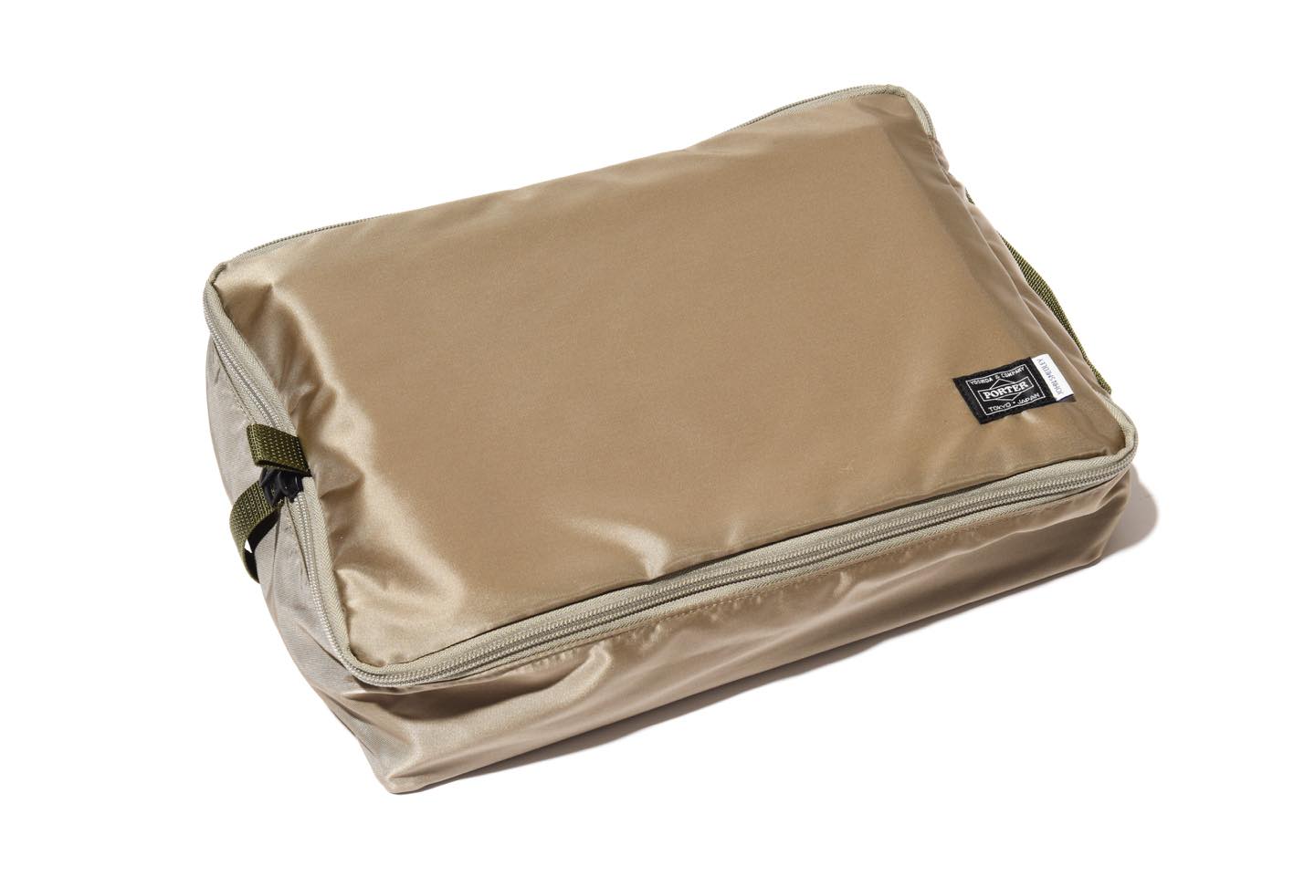 【W34.5×H23.5×D10〜22cm】ニットケース¥18,000(リーミルズ エージェンシー〈ジョン スメドレー × ポーター〉)