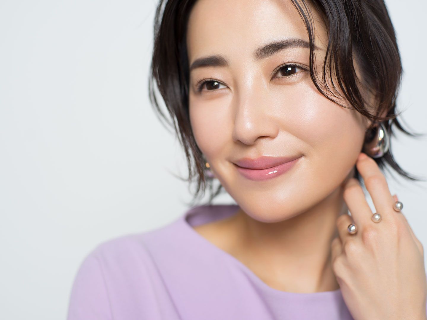 ピンクオークル系のファンデーションで仕立てた、温かみのある美しい肌。