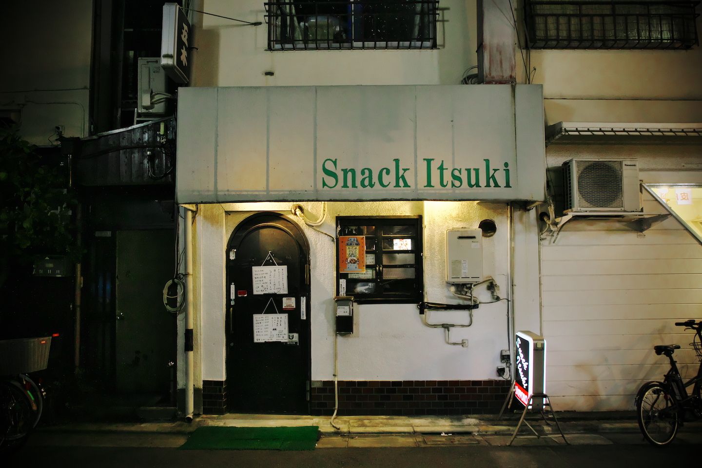 アーチ型の扉といい、Snack Itsukiの軽快なフォントといい、スナックのイメージとは少し違う