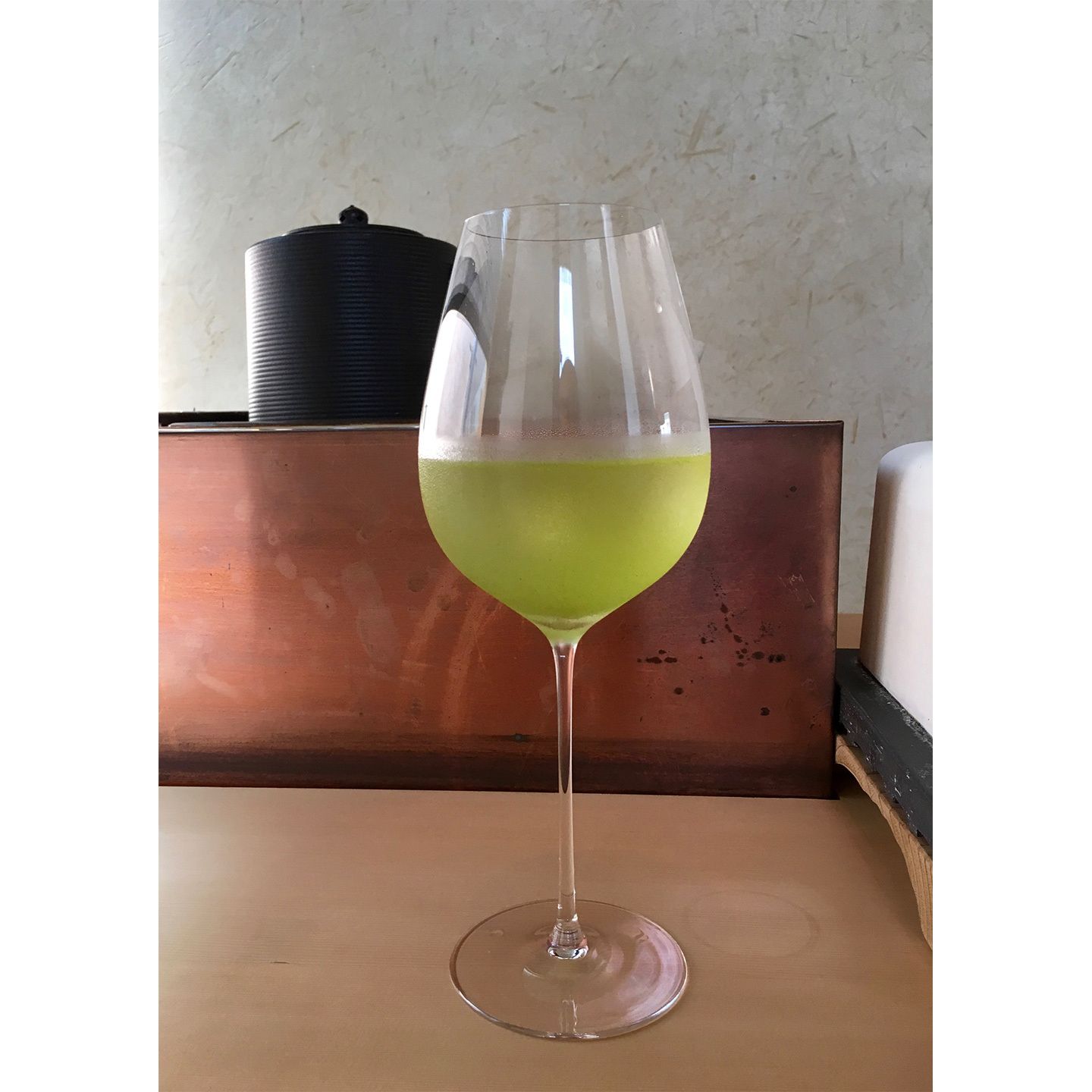 茶の3杯目は嬉野、不動山の玉緑茶。お茶の葉がぐるりと丸くよれた姿で「グリ茶」とも呼ばれます。8時間かけて水出しした美しい緑の色合いで、旨味も渋みもバランスが良く、食中茶としてピッタリ。