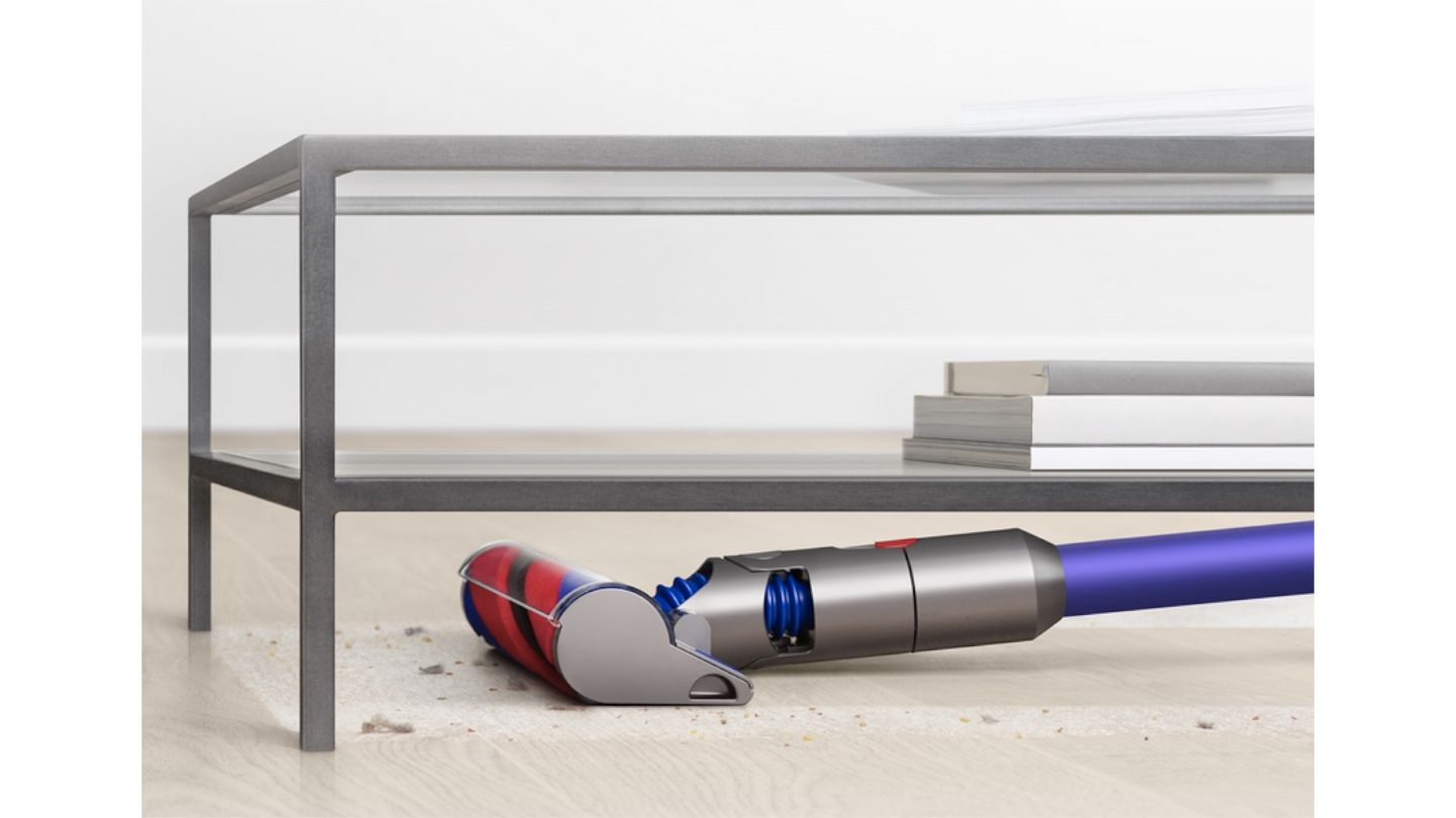 家具の下の奥まった場所も掃除できるDyson Digital Slim コードレスクリーナー