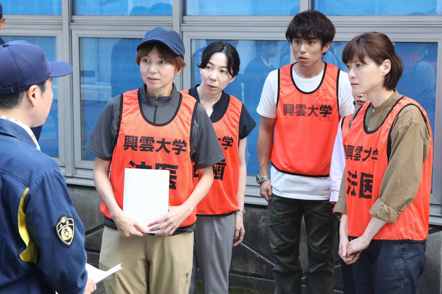 左から:茶子(山口智子さん)絵美(平岩紙さん)、高橋(中尾明慶さん)、朝顔(上野樹里さん) ©フジテレビ