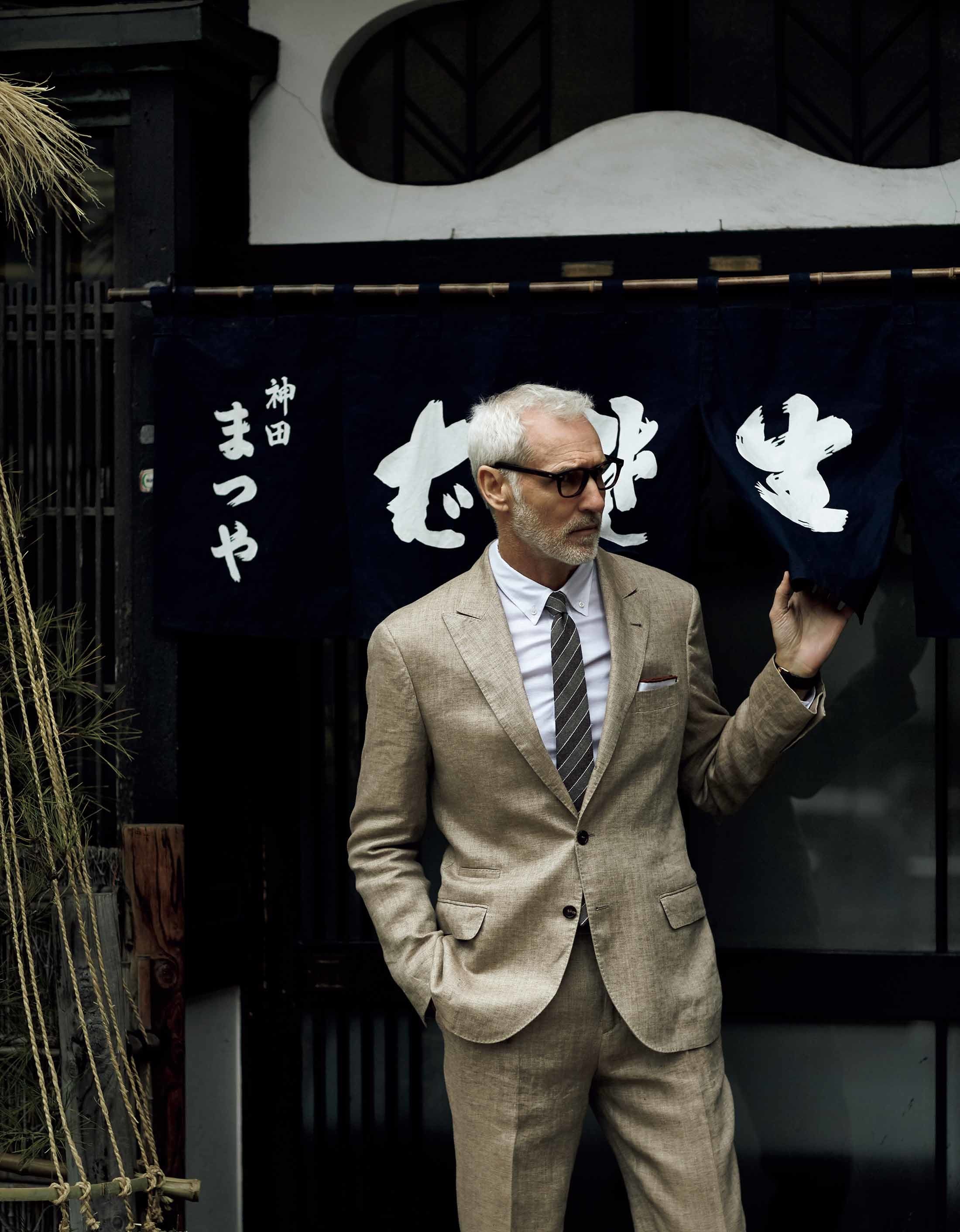 スーツ¥420,000・シャツ¥73,000・タイ¥33,000・チーフ¥18,000(ブルネロクチネリ ジャパン) 眼鏡¥40,000(ブリンク〈カトラー アンドグロス〉) 時計¥2,425,000(ジャガー・ルクルト)