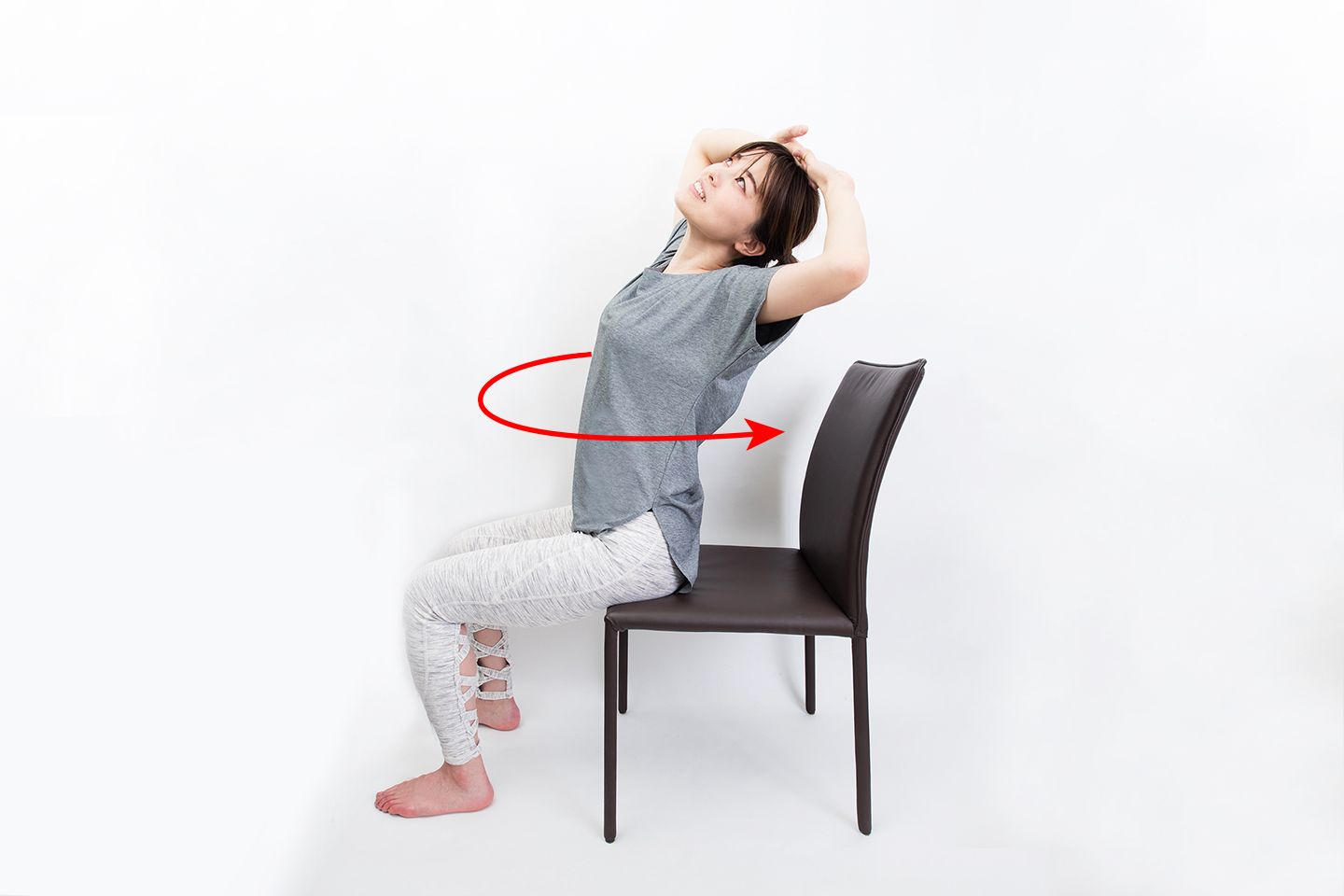 上半身を肋骨の辺りから大きくまわしている様子(横から見た様子)