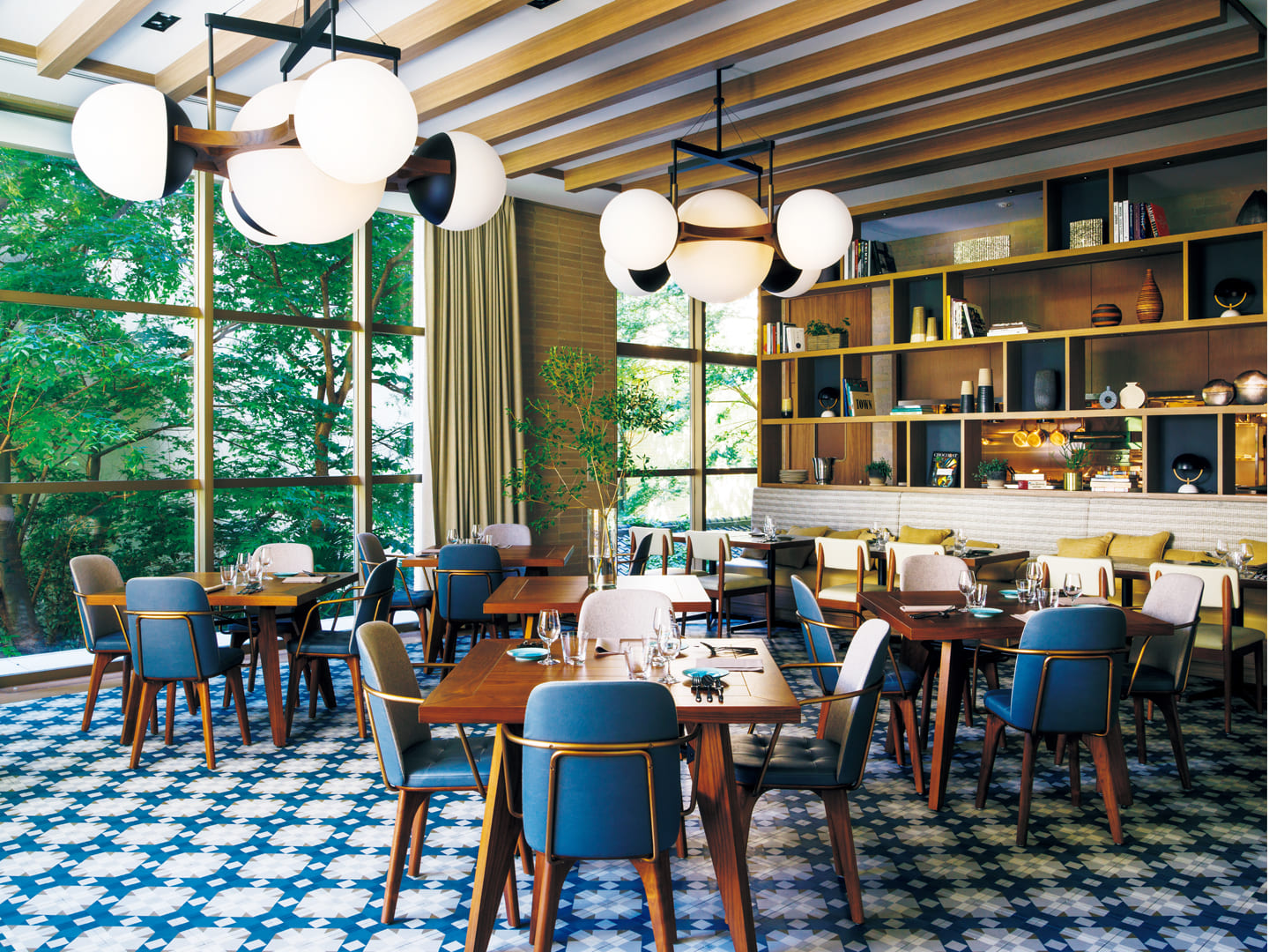 ラウンジ、バー、レストラン「UPSTAIRS」