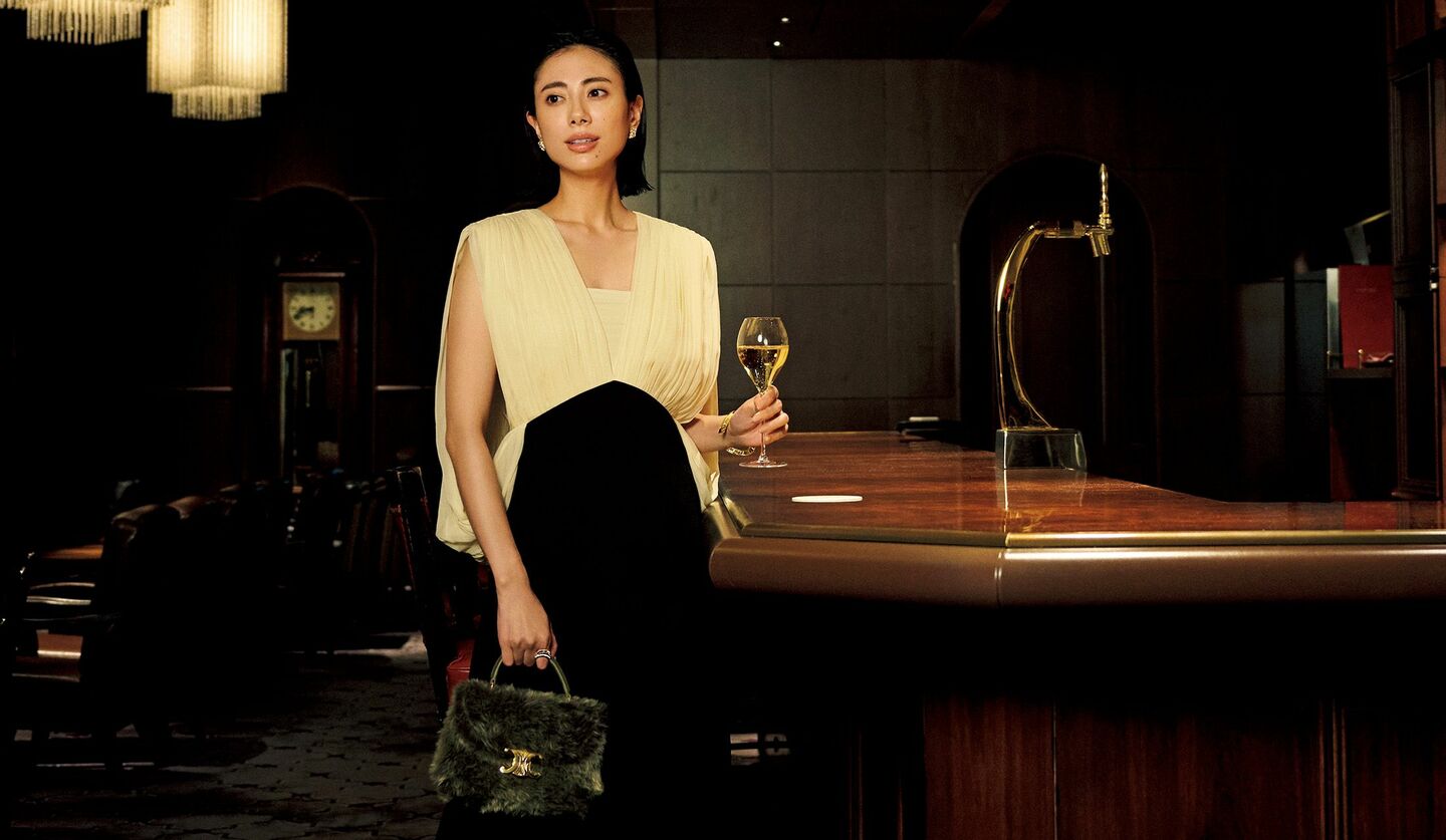 「セリーヌ」のイブニングドレスを着用したモデルの土屋巴瑞季さん