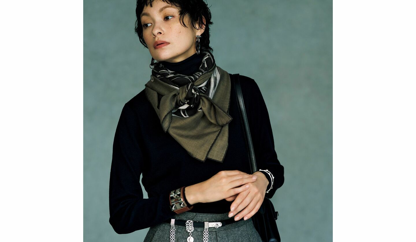 ジョン スメドレーの黒タートル、エルメスのカレH 100《アトラージュのバックル》を着用したモデルの太田莉菜さん