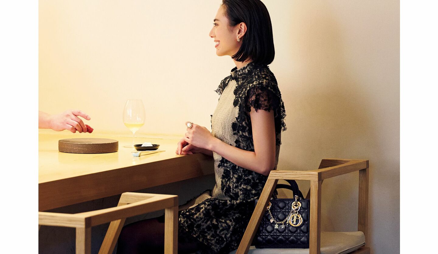 ディオールのワンピースを着用したモデルの土屋巴瑞季さん