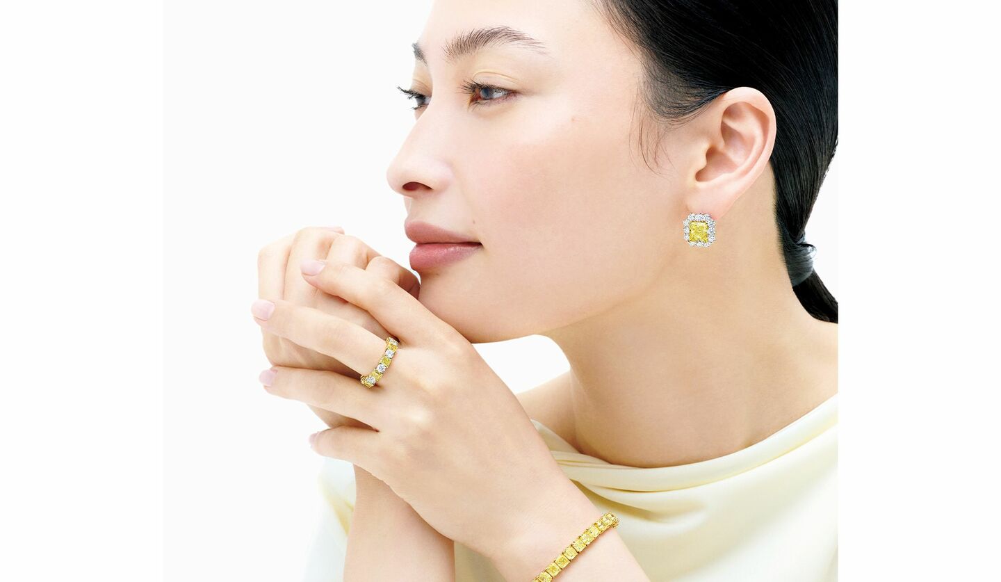 「ダミアーニ」のイエローダイヤモンドのジュエリーを着用したモデルの大政 絢さん