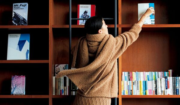 10/29 Wed｜「マックスマーラ」のふんわり暖かなワントーンスタイルで、秋冬のおしゃれにリラックス感とインパクトを【365日コーディネート】