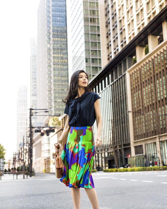 ニット¥25,000・肩にかけたアクセントのコットンカーディガン¥27,000・スカート［六本木店限定アイテム］¥120,000（ASPESI 六本木〈アスペジ〉）  その他／私物​