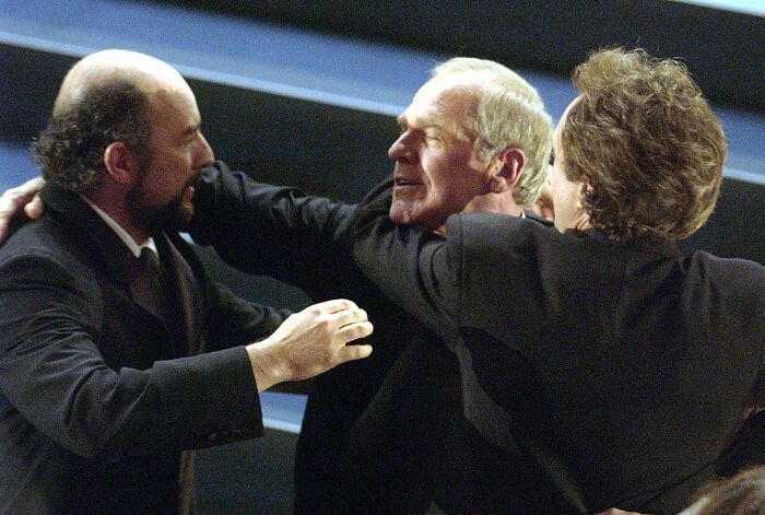2002年9月22日、第54回プライムタイム・エミー賞の授賞式にて撮影。左からリチャード・シフ、ジョン・スペンサー、ブラッドリー・ウィットフォード。ジョン・スペンサーは、シーズン7放送中の2005年12月、58歳で死去。