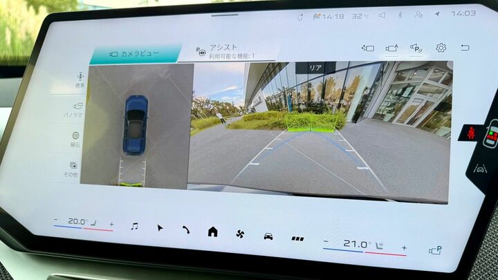 平行四辺形のディスプレイは前方の視界を邪魔することなく高精細なグラフィックを表示。カメラ映像もきれい。