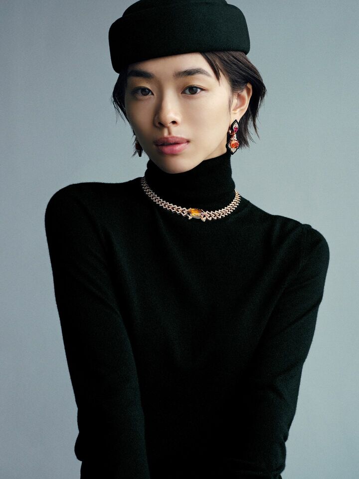 「ブルガリ」のハイジュエリーを纏った俳優の松井遥南さん