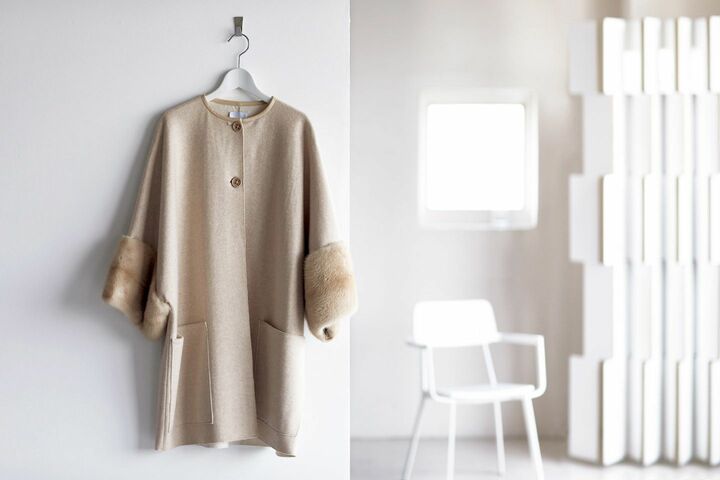上品なベージュ×ホワイトのフェース素材。 コート¥850,000(三喜商事〈アニオナ〉)