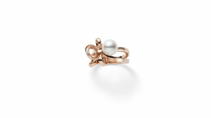 リング「ジュ ドゥ リュバン」￥340,000［ピンクゴールド×アコヤ真珠］