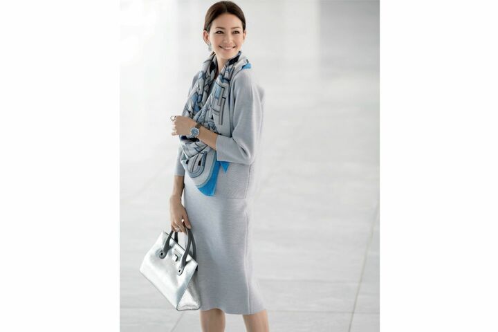 ニット・スカート（クルチアーニ 銀座店）、ストール（エルメスジャポン）、時計（IWC）、ピアス・ブレスレット・リング［太］・リング［細］（MB〈J マルコ・ビチェゴ〉）、バッグ（JIMMY CHOO）