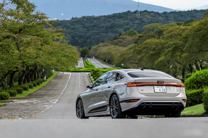 独立した荷室をもつセダンではなく、後席の背もたれをたたむと荷室とつながるハッチバックスタイルが特徴。アウディでは「スポーツバック」と呼ぶ。