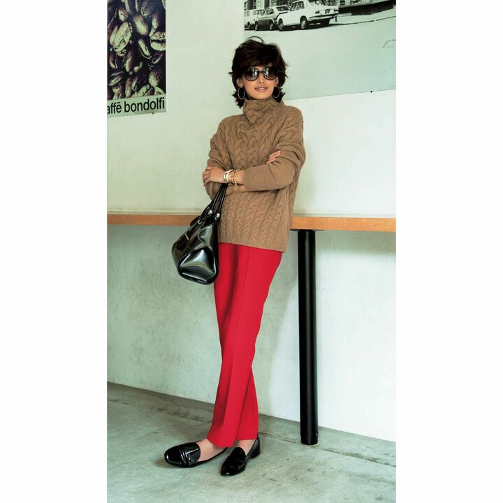 〝エス マックスマーラ〟のニット・〝マックスマーラ〟のパンツ（マックスマーラ ジャパン）、サングラス（オリバーピープルズ 東京ギャラリー〈オリバーピープルズ〉）、ピアス（ストラスブルゴ〈サイモン アルカンタラ〉）、バングル［白］・［ゴールド］・ブレスレット（ティファニー・アンド・カンパニー・ジャパン・インク）、バッグ（トッズ・ジャパン）、靴（ステディ スタディ〈ピエール アルディ〉）　撮影／竹内裕二（S-14）　BY：『Precious10月号』小学館、2015年