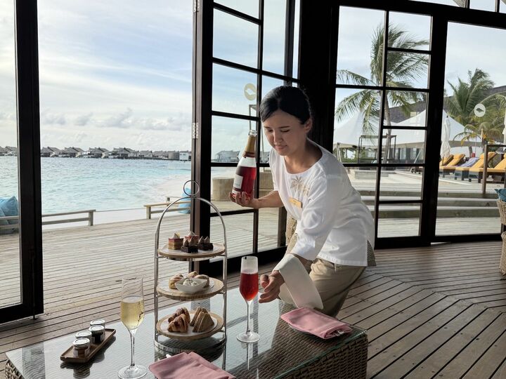 海を眺めながら楽しめるアフタヌーンティー。チョコレートブラウニー、スコーンなど、定番ながら良いお味。