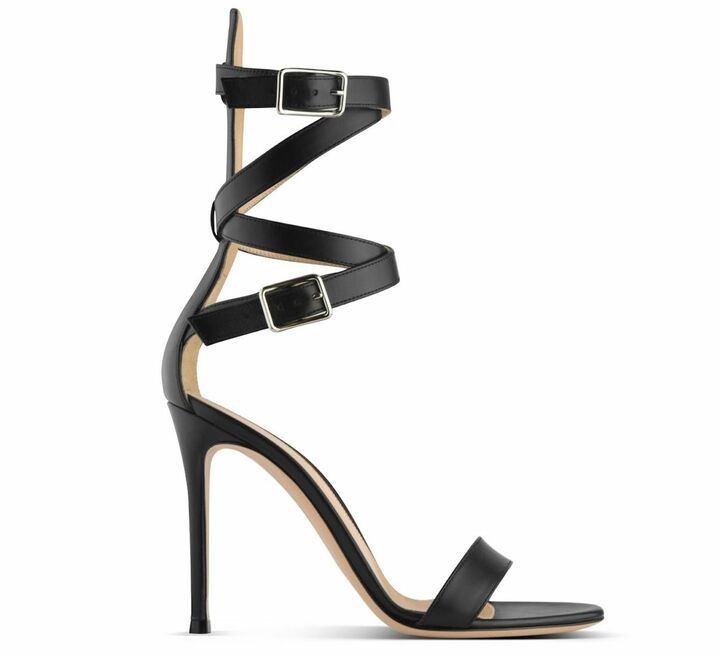 バックルデザインがロックなムードも漂わせる新作。サンダル「Spiral Stiletto」(H10.5㎝)¥147,000