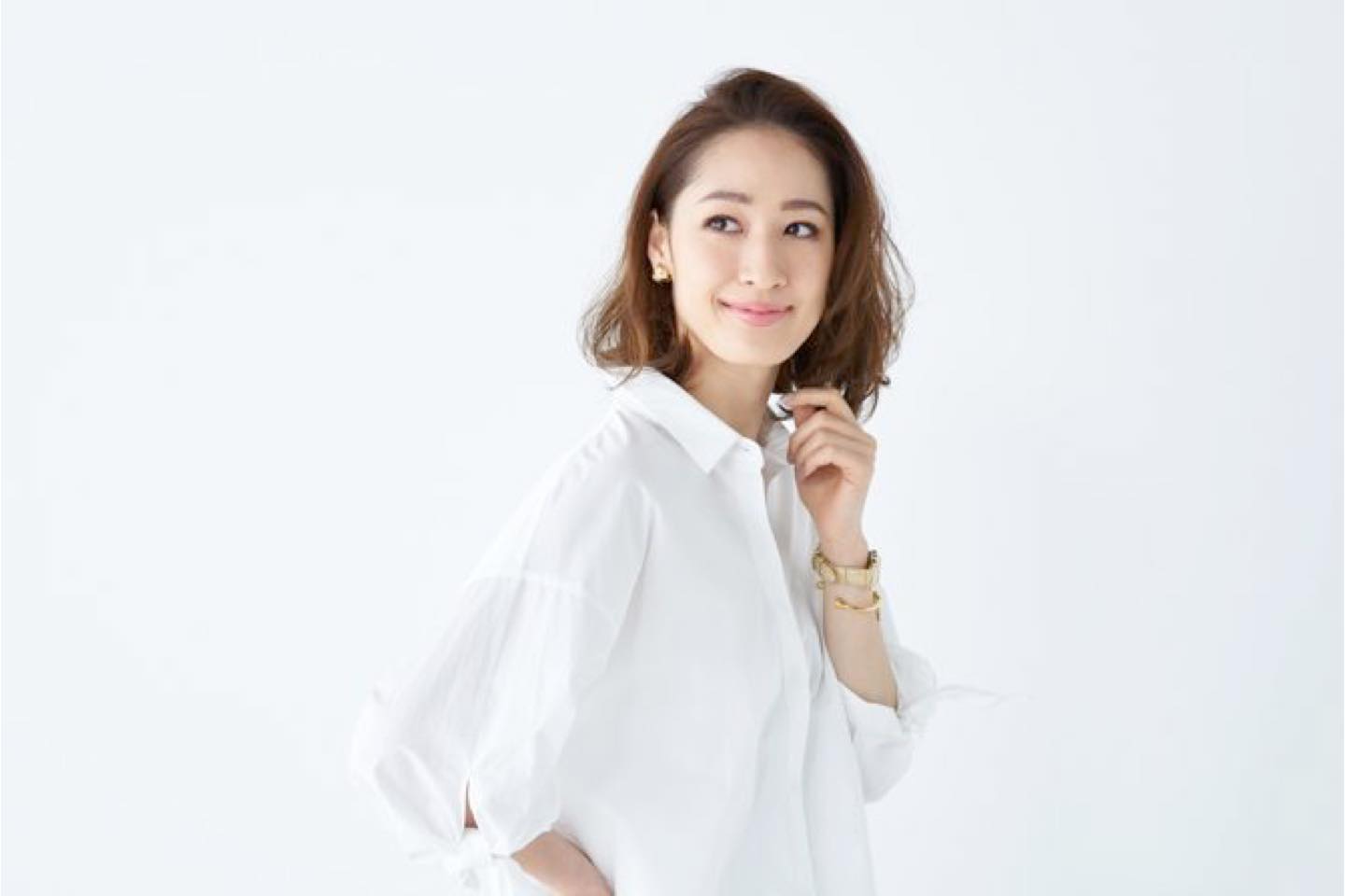 完成図。シャツ¥21,000(ANAYI)、イヤリング¥78,000(ウノアエレ ジャパン<ウノアエレ>)、時計¥65,000・バングル¥40,000・チャーム¥15,000(リンクス オブ ロンドン青山店)
