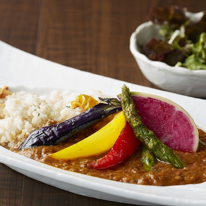 「産地直送野菜のスパイシーカレー」と「ほうじ茶ポークのスパイシーキーマカレー」の2種が揃った「saryoオリジナルカレー(ミニサラダ付き)」¥973