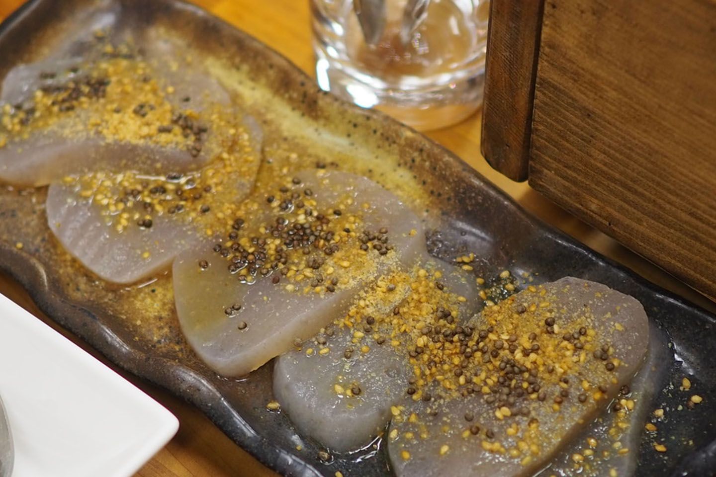 こんにゃくにかけられているえごまは、特産品のひとつ。