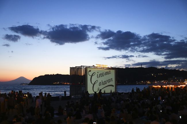 日没と共に映画上映。富士山や江ノ島を背景に、夢のようなひとときが始まる ©ZUSHI BEACH FILM FESTIVAL