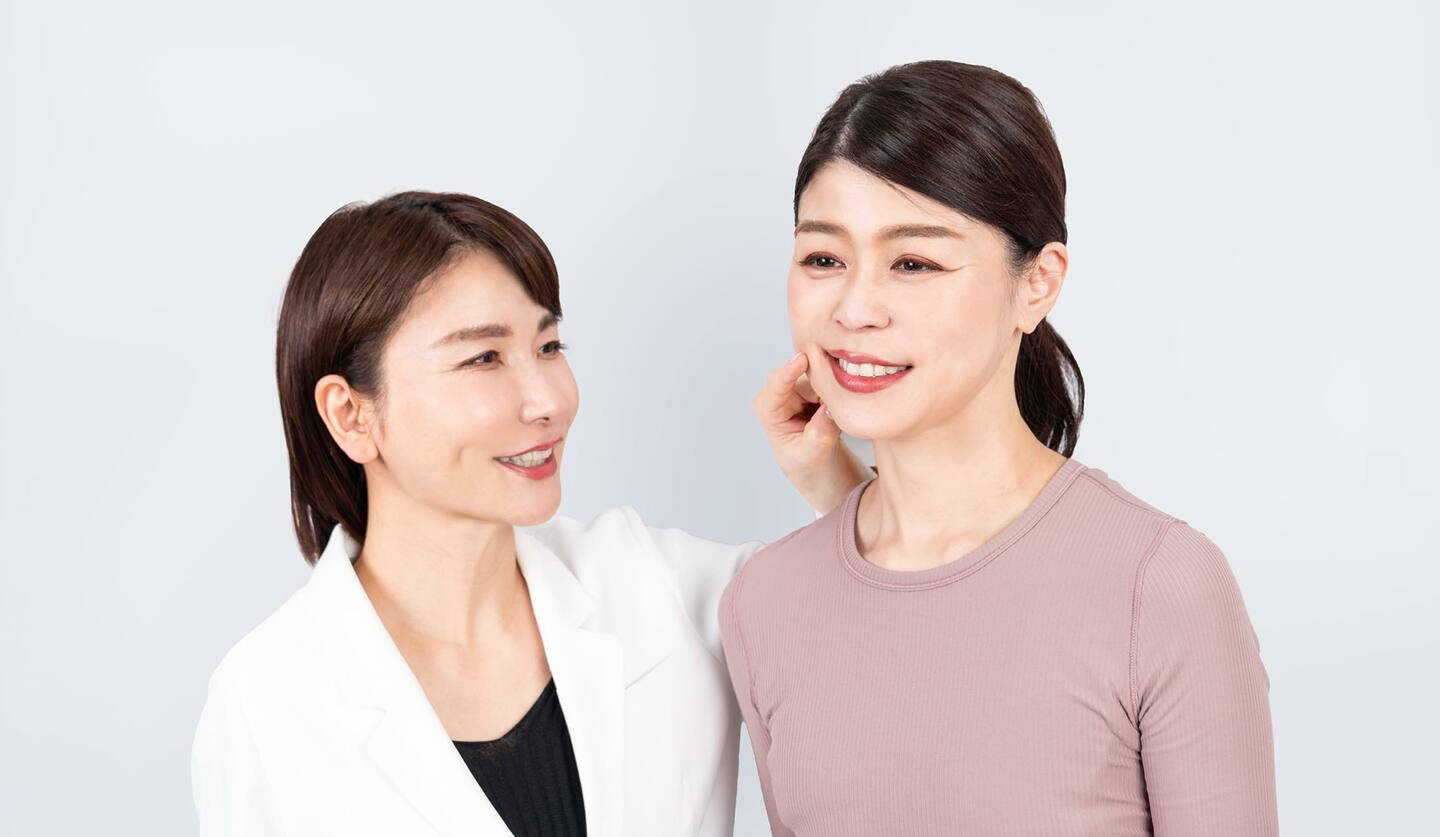 二人の女性 トレーニングの指導をしている