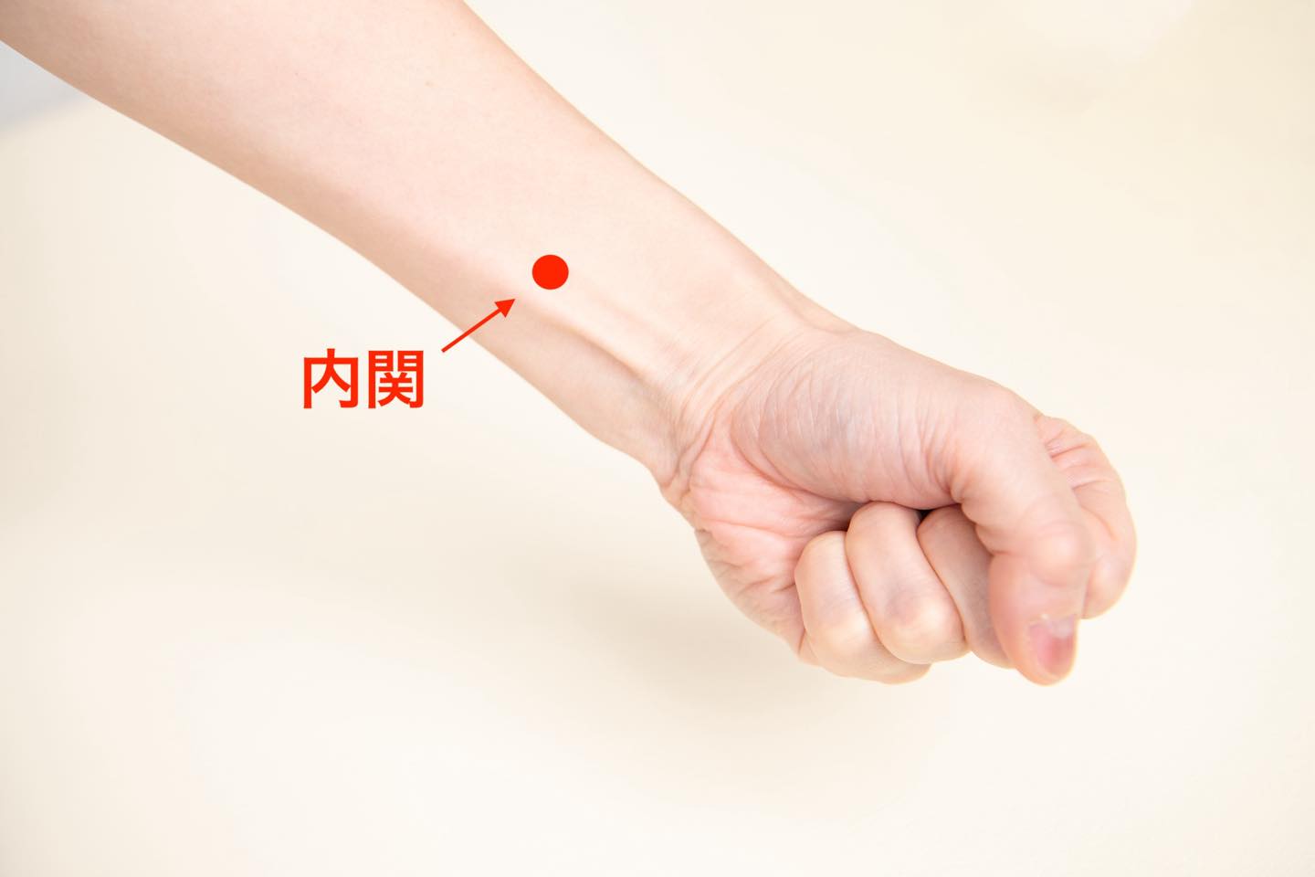 会食続きでも胃腸スッキリ！【村木宏衣さん指導】ストレス緩和にも効くツボ押しメソッド | Precious.jp（プレシャス）
