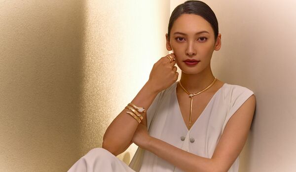 「ブルガリ」×大政 絢さんホリデーシーズンに纏う至高の輝き