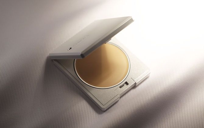 キッカ フローレスグロー ソリッドファンデーション 全８色 ￥5,000（税抜）