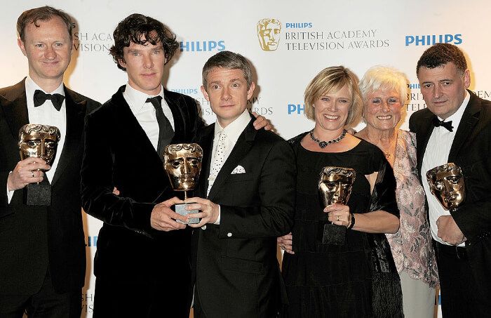 2011年5月22日、英国アカデミー賞テレビ部門賞授賞式。左から、マーク・ゲイティス、ベネディクト・カンバーバッチ、マーティン・フリーマン、スー・ヴァーチュー、ベリル・ヴァーチュー、スティーヴン・モファット。