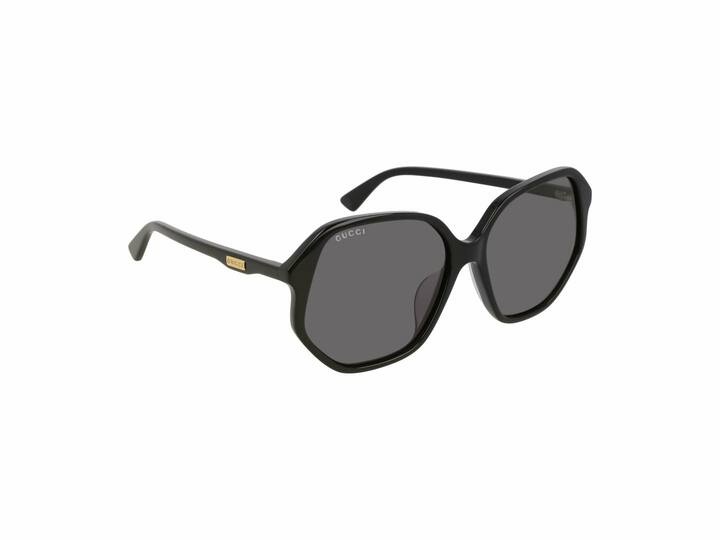 黒のセルフレームは、顔をシャープに引き締める効果も。¥34,000
