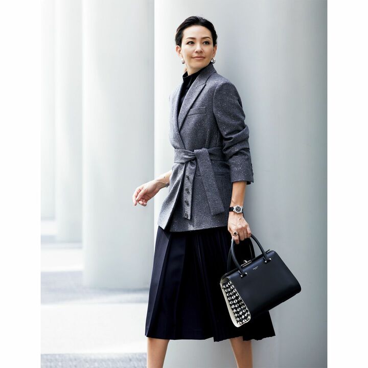 ジャケット￥95,000・ワンピース［共布ベルト付き］￥143,000（三喜商事〈イレブンティ〉）、時計￥1,504,000（ヴァシュロン・コンスタンタン）、ピアス￥41,000・リング￥109,000・バングル￥77,000 （ステディ スタディ〈トムウッド〉）、バッグ￥321,000（セラピアン 阪急うめだ本店）