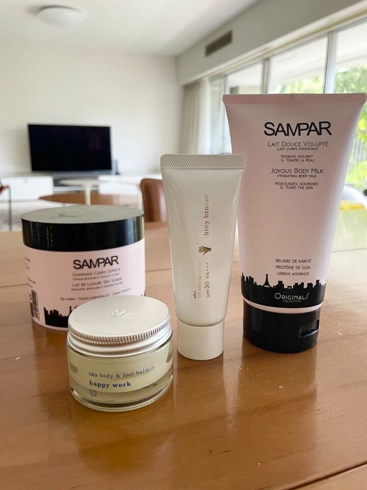 左から／SAMPAR　LAP OF LUXURY SEA SCRUB、uka　uka ボディ＆フットバーム ハッピーワーク 30ml ¥4,950、同　uka UVトーンアップクリーム シャイニーブロンズ ［SPF30・PA+++］ 40ml ¥4,180、SAMPAR　JOYOUS BODY MILK