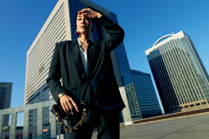 「サンローラン バイ アンソニー・ヴァカレロ」のジャケットを着用したモデルの立野リカさん